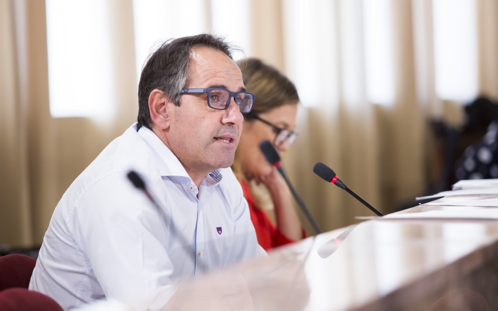 El Ayuntamiento entrega a la CEG el dossier de Almería 2019, acompañado de 10.000 avales