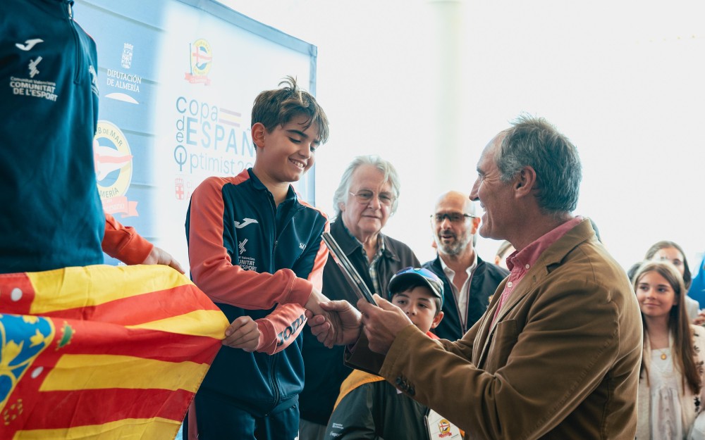 saluda a regatista