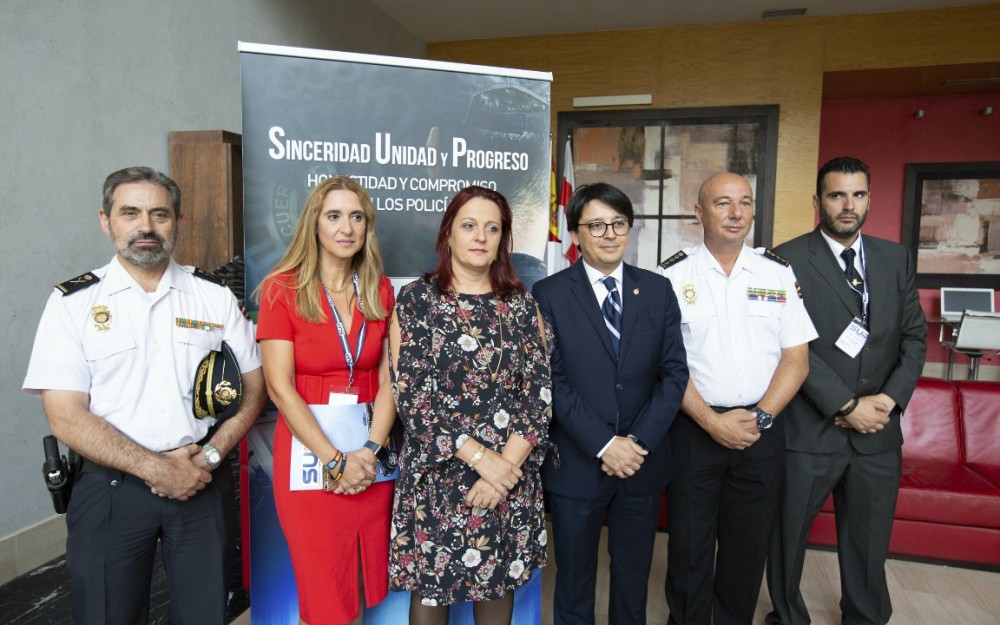 El alcalde desea “lo mejor en su nueva etapa” al comandante naval Antonio Mínguez, que deja Almería tras prestar servicio desde 2016