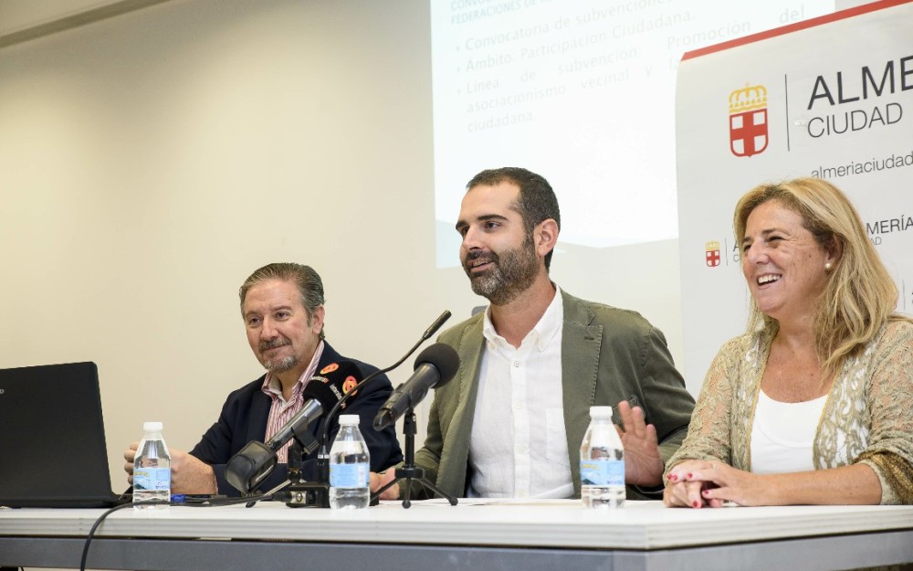 El alcalde valora “la fuerza del asociacionismo como altavoz de la ciudadanía” en la visita que ha realizado al barrio de Santa Isabel