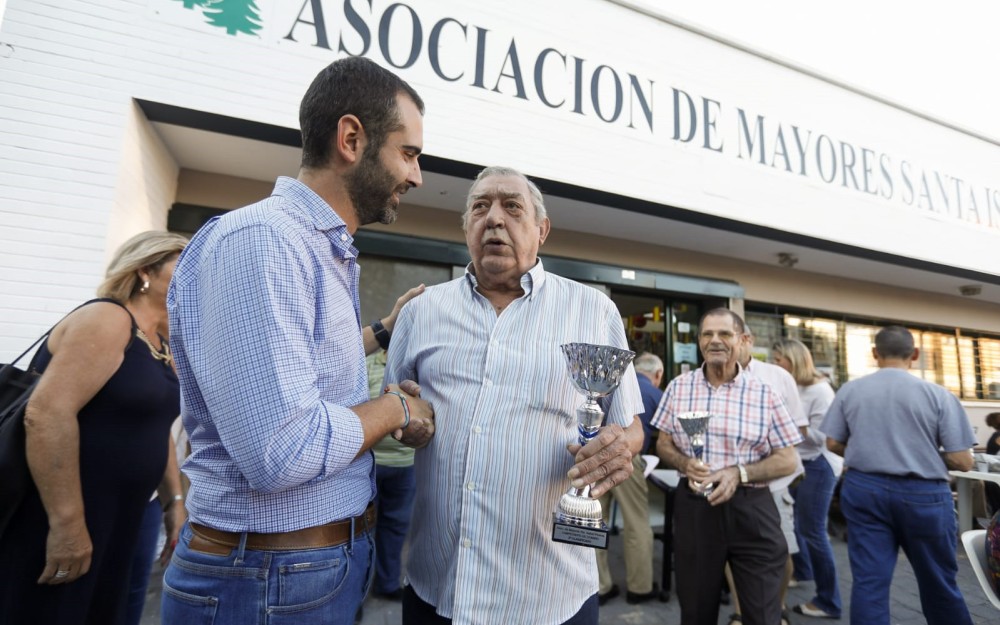 La construcción de un carril peatonal y la instalación de una parada de autobús mejorarán la conexión entre Castell del Rey y la ciudad