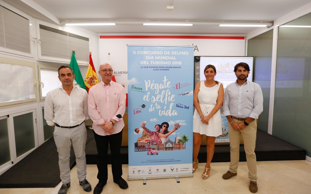 Almería Ciudad se promociona a golpe de selfie con motivo del Día Mundial del Turismo