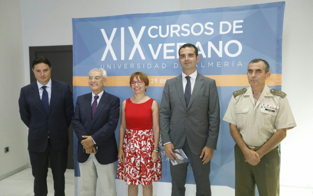 La Policía Local de Almería estrena nueva imagen y cambia el uniforme amarillo por el azul “oficial”