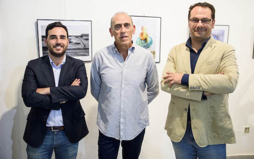 El alcalde asiste a la manifestación en contra el cierre de Cemex e insta a Gobierno y Junta “a que se remanguen y busquen alternativas de viabilidad”