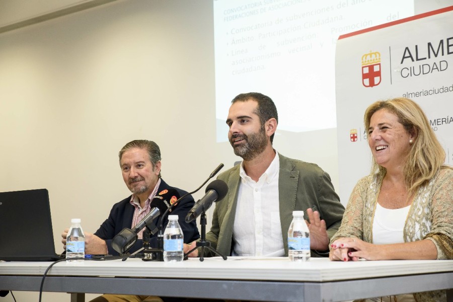 El alcalde valora “la fuerza del asociacionismo como altavoz de la ciudadanía” en la visita que ha realizado al barrio de Santa Isabel