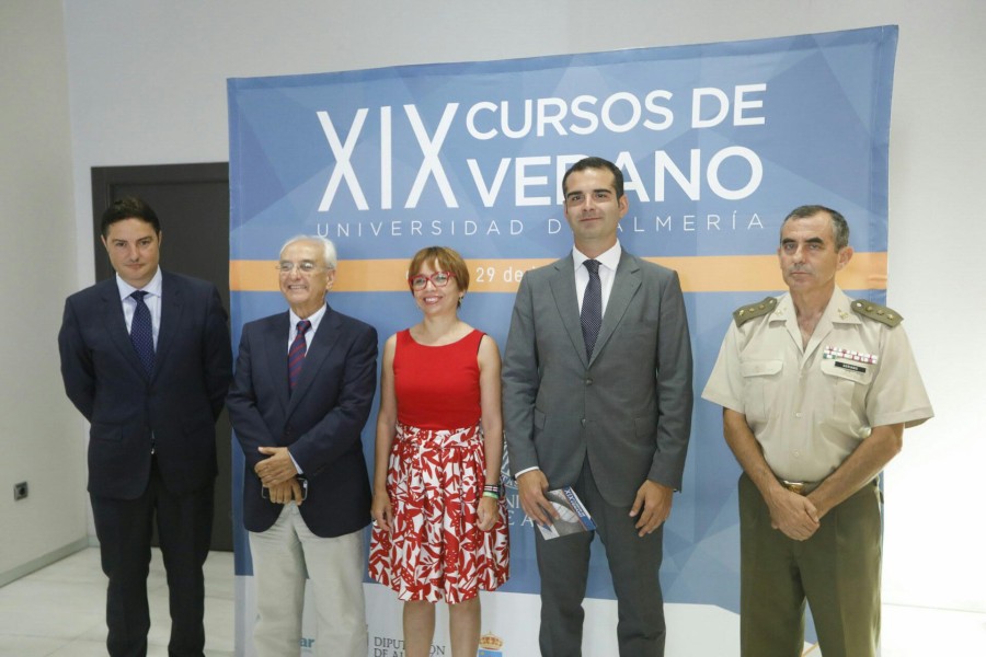 La Policía Local de Almería estrena nueva imagen y cambia el uniforme amarillo por el azul “oficial”