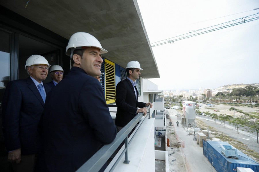 El alcalde se muestra “orgulloso” del carácter social que presta ‘Almería XXI’, a punto de concluir una nueva promoción en el barrio de Los Ángeles