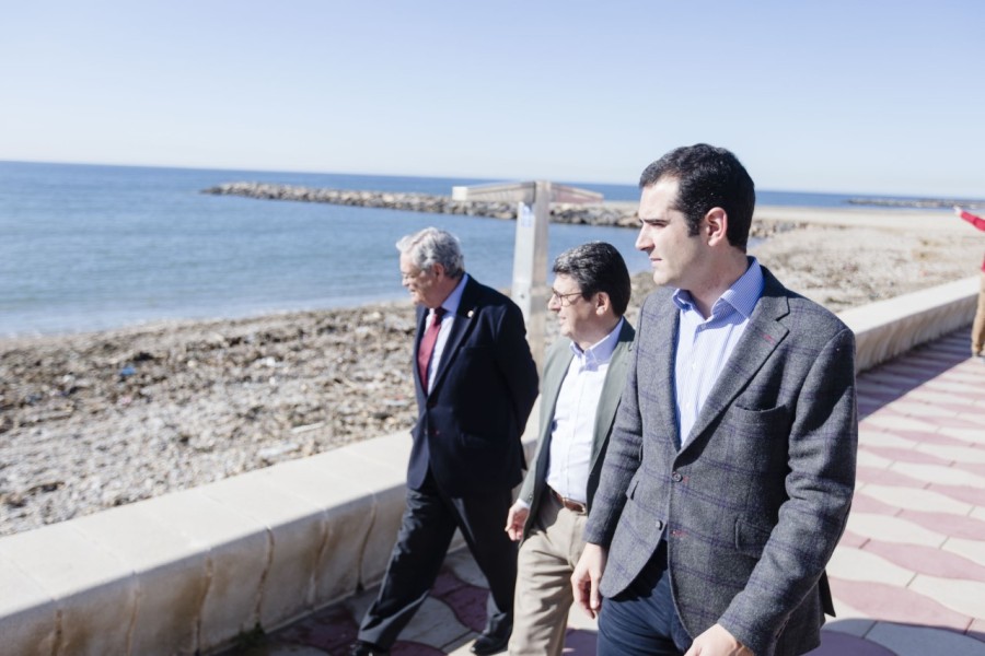 El alcalde visita la playa de Costacabana