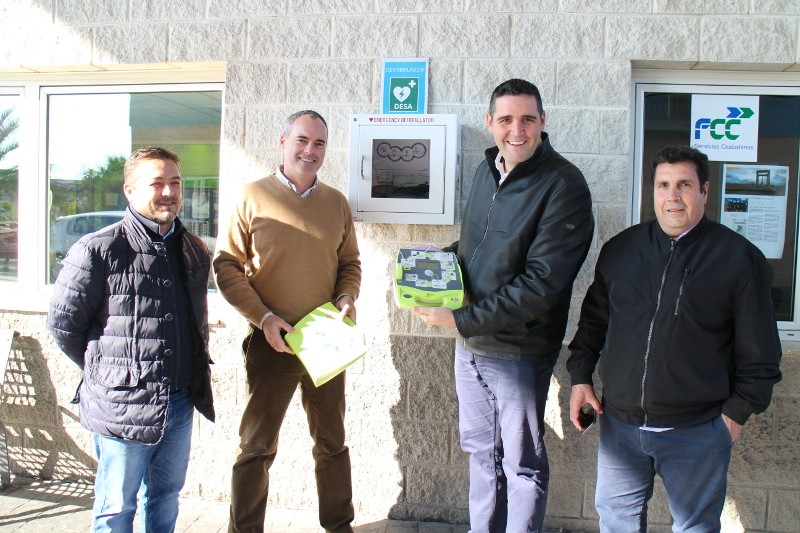 Las instalaciones municipales que albergan los servicios de recogida de basura y limpieza urbana cuentan desde hoy con un desfibrilador.