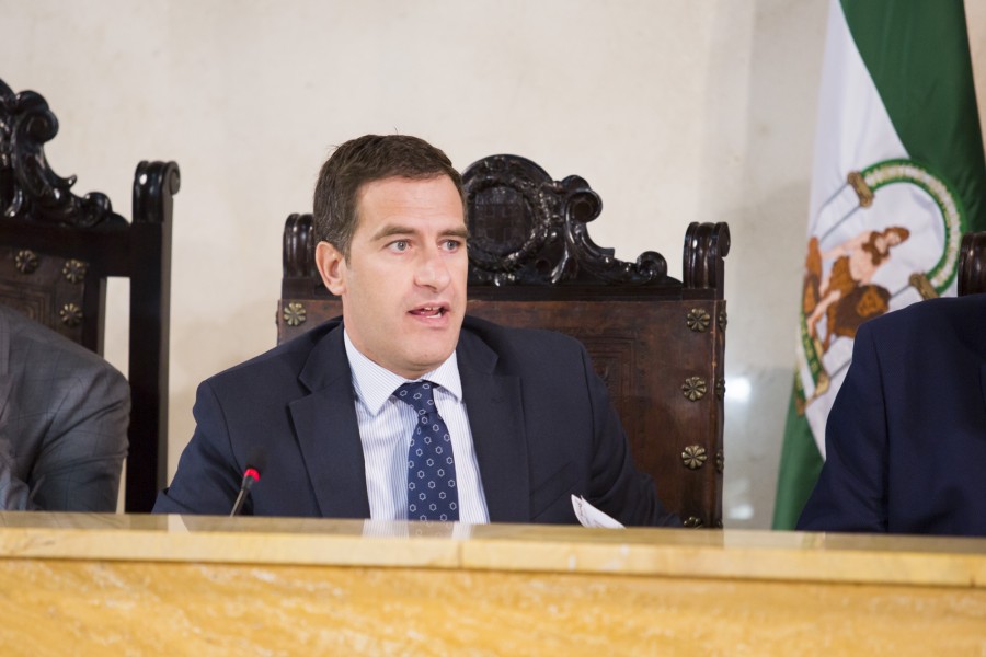 Guzmán asegura que la firma de un convenio con el Taxi “mejorará y hará más competitivo el servicio”