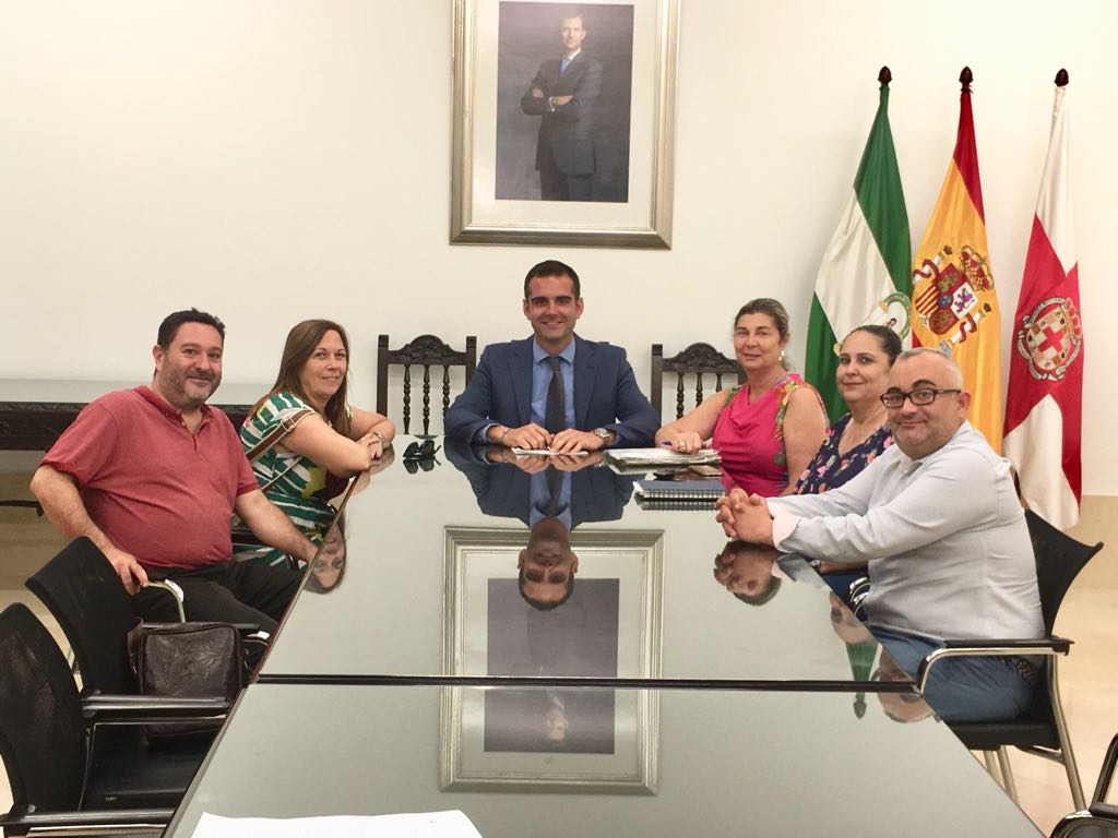 El alcalde destaca la labor altruista y reconfortante que desarrolla la Asociación Nuevo Futuro en los tres hogares que mantiene abiertos en Almería