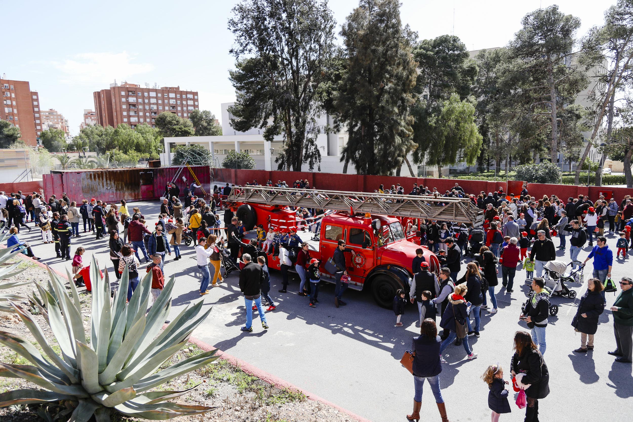 Los almerienses trasladan su reconocimiento a la labor prestada por los Bomberos durante la celebración de la Jornada de Puertas Abiertas