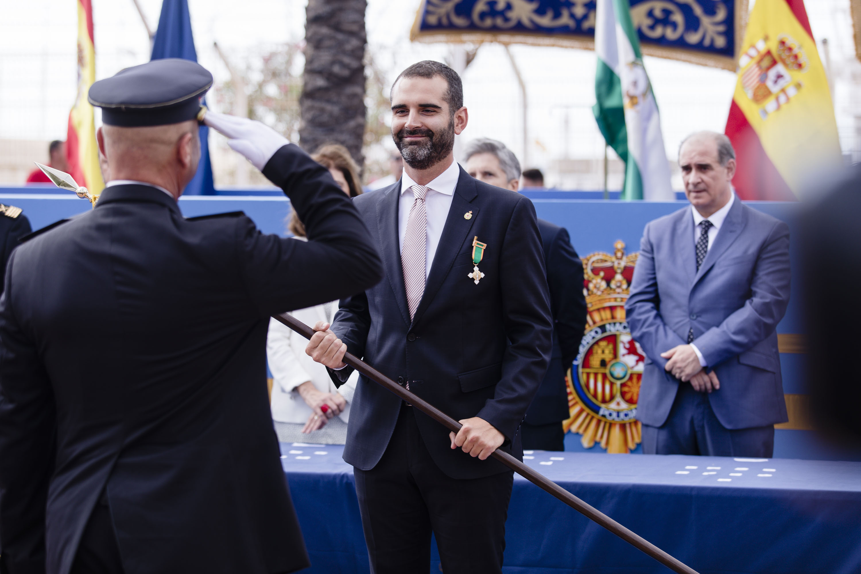 El alcalde recibe la medalla al mérito policial con distintivo blanco y lo hace “en nombre de Almería, una ciudad orgullosa y agradecida a la Policía”