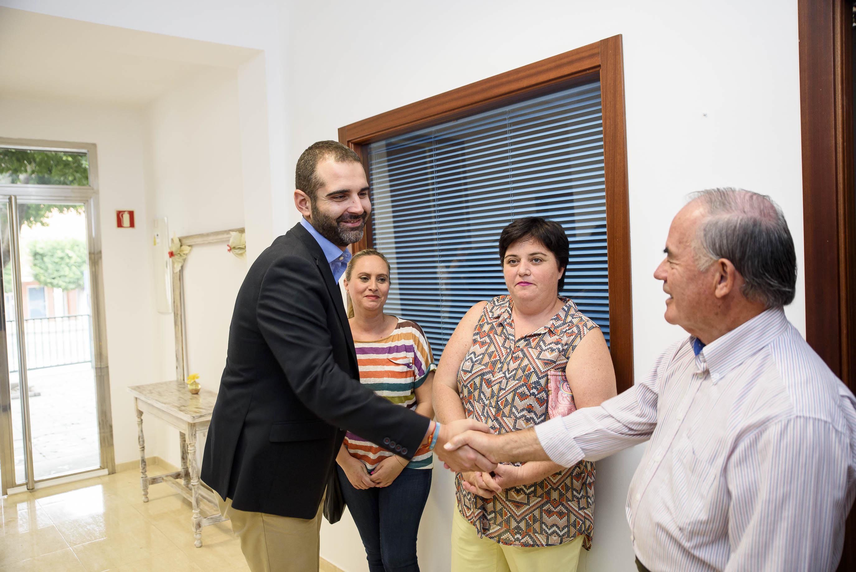El alcalde visita la nueva sede que el Ayuntamiento ha cedido a la Asociación de Vecinos 'Milhojas' de Torrecárdenas en el antiguo mercado del barrio