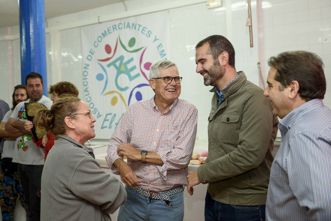 El alcalde brinda con comerciantes y empresarios de El Alquián por el uso que se va a dar al antiguo mercado, reconvertido en sede de la asociación