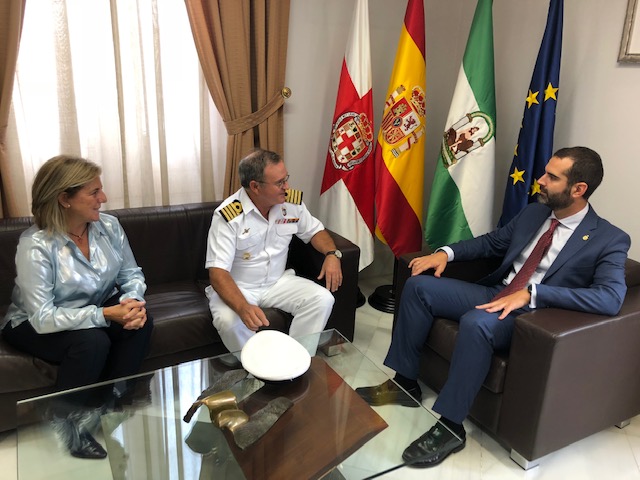 El alcalde desea “lo mejor en su nueva etapa” al comandante naval Antonio Mínguez, que deja Almería tras prestar servicio desde 2016
