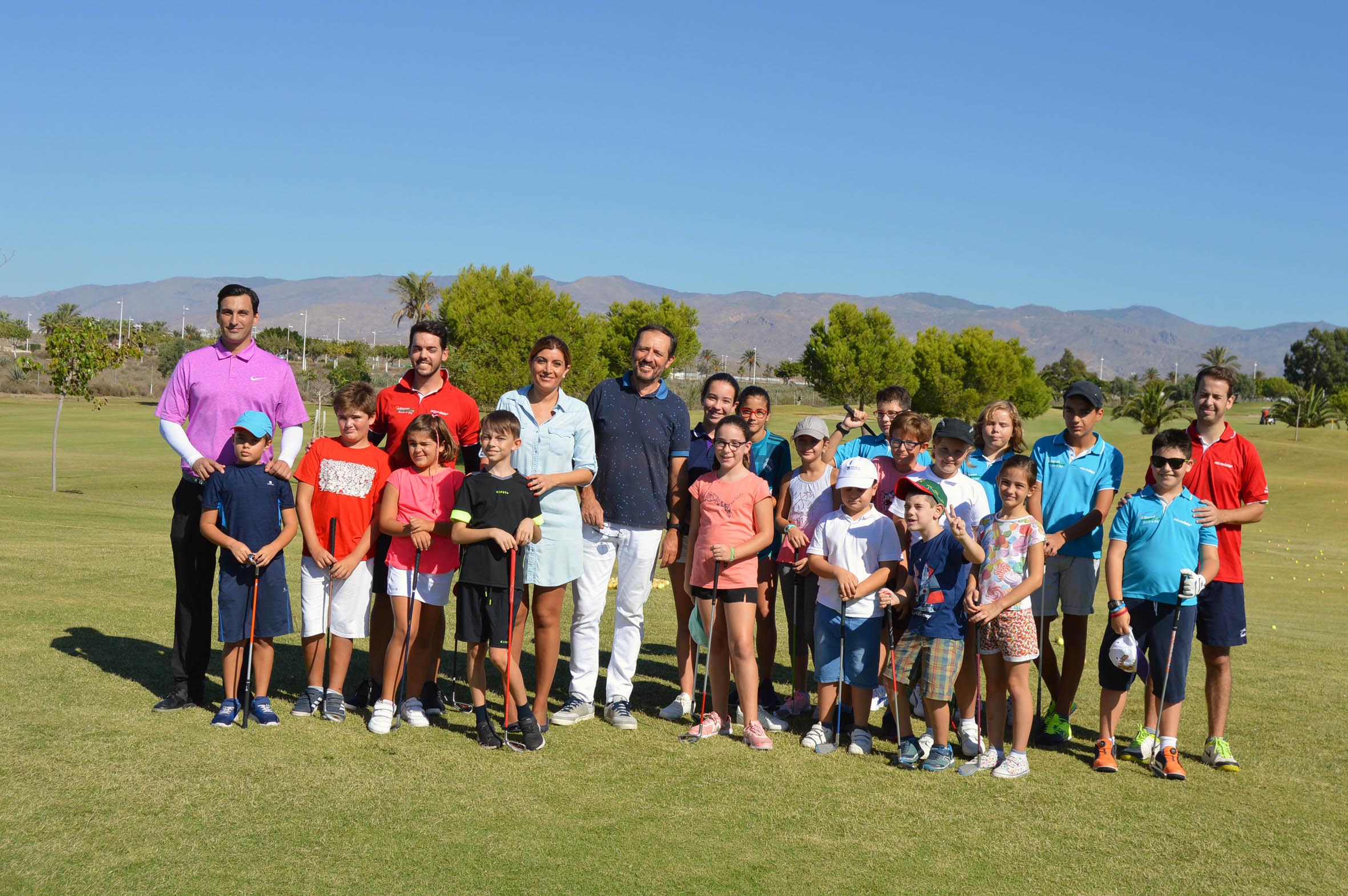La Escuela Municipal de Alborán Golf supera las previsiones con más de 80 alumnos
