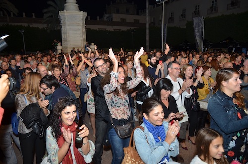 Miles de personas llenan la Plaza Vieja para celebrar la capitalidad gastronómica de Almería 2019