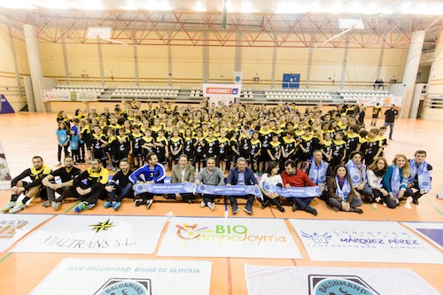 Más de 400 niños y jóvenes aprenden la pasión del balonmano en el club Bahía de Almería