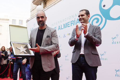 Luis Tosar cumple el sueño de ser homenajeado en Almería junto a quienes le hicieron amar el cine