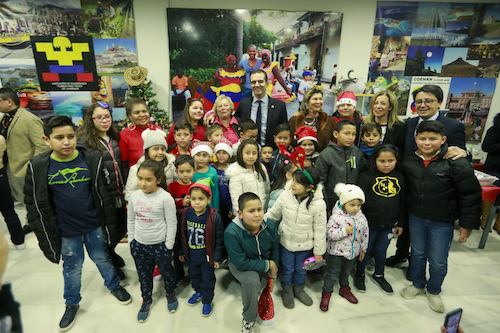 El alcalde felicita la Navidad a los colombianos que en Almería celebran su tradicional Novena de Aguinaldos con dulces y regalos para los niños