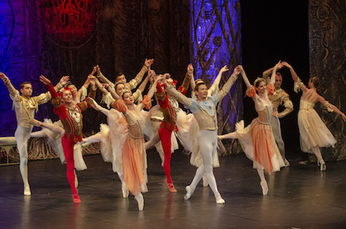 El Ballet Imperial Ruso embelesa a los almerienses con el delicado y estético ‘El lago de los cisnes’