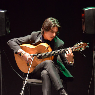 José del Tomate triunfa con las canciones de su primer disco en el concierto del Teatro Apolo
