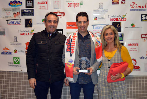 El nadador Carlos Tejada recibe el premio de la peña Milhojas al ‘Mejor Deportista del Año’