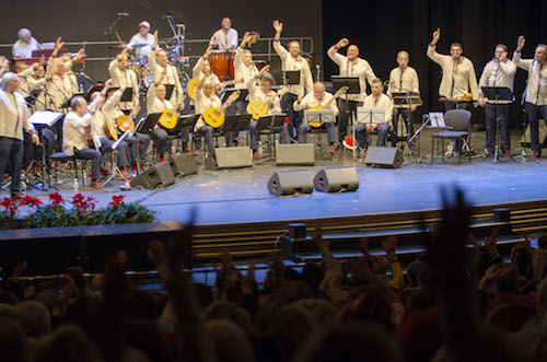 Grupo Almenara vuelve a llenar el Auditorio con su enorme musicalidad y brindando por el Año Nuevo