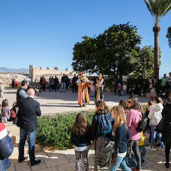 El Rey Gaspar comparte con los niños una alegre visita por la Alcazaba, que ha cubierto todas las plazas