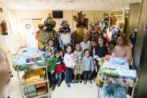 Los Reyes Magos llevan ilusión y juguetes a los niños del hospital Torrecárdenas y a los mayores de la Residencia Santa Teresa Jornet