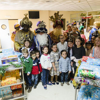 Los Reyes Magos llevan ilusión y juguetes a los niños del hospital Torrecárdenas y a los mayores de la Residencia Santa Teresa Jornet