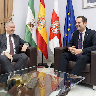 El embajador británico en España, Simon Manley, se interesa por el crecimiento demográfico y económico de Almería en su visita al alcalde