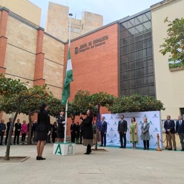 Alcaldesa izado bandera Andalucía